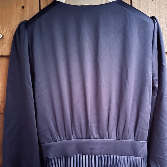Adelyn Rae M Pleated Satin V-Neck Long Sleeve Midi Satin Navy Blue Dress - Picture 13 of 14